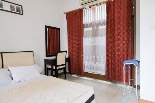 Ένα ή περισσότερα κρεβάτια σε δωμάτιο στο Rumah Pahoman Syariah Mitra RedDoorz