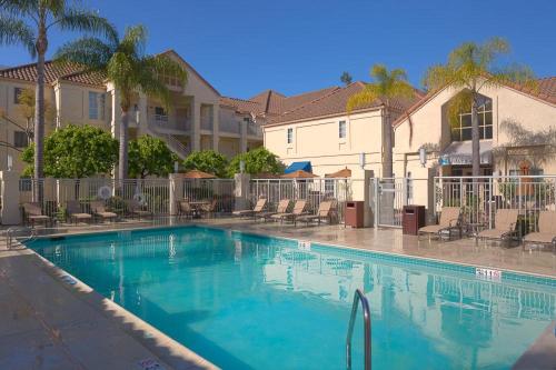 uma grande piscina num complexo de apartamentos em Hyatt House LAX Manhattan Beach em El Segundo