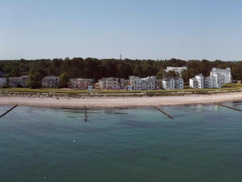 a body of water with a beach and buildings at Familienapartment Neubukow in Neubukow