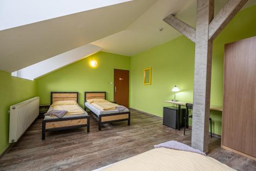 Postel nebo postele na pokoji v ubytování Inter hostel Liberec