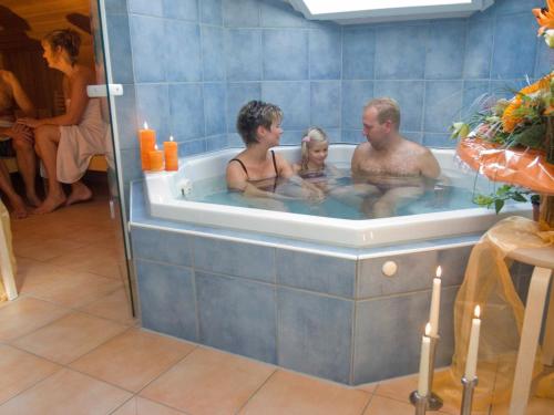 オッテルンドルフにあるFour-Bedroom Holiday home in Otterndorf 12の浴槽内の男女
