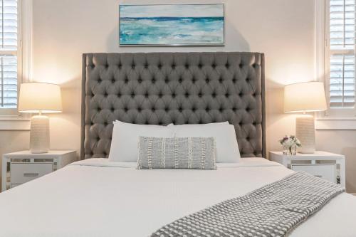 ニューオーリンズにあるHosteeva Modern Condo Near Magazine St & Close to FQの大きなベッドと2つのランプがある寝室