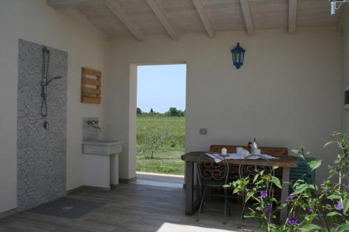 eine Terrasse mit einem Tisch und Blick auf ein Feld in der Unterkunft Agriturismo podere 678 in Grosseto