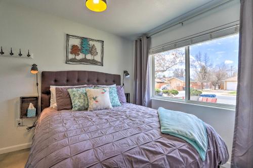 een slaapkamer met een bed en een groot raam bij Quaint Studio with Grill 7 Mi to Dtwn Denver! in Aurora