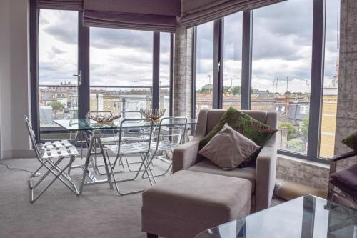 Luxurious Apartment with Balcony