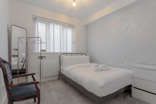 Bright and Refurbished 2 Bedroom Flat in Haggerstonにあるベッド