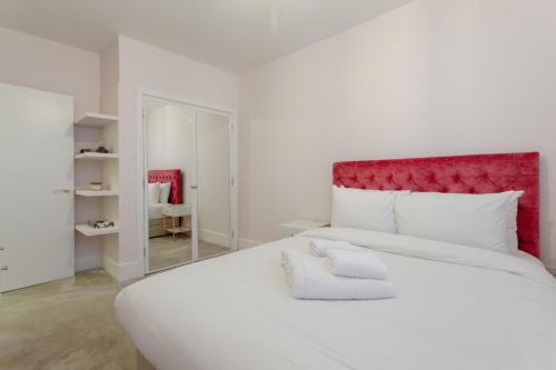 Giường trong phòng chung tại Bright and Refurbished 2 Bedroom Flat in Haggerston