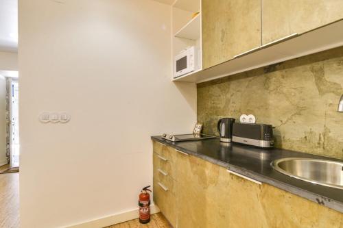リスボンにあるNew apartment with easy access in traditional areaのキッチン(シンク、カウンタートップ付)