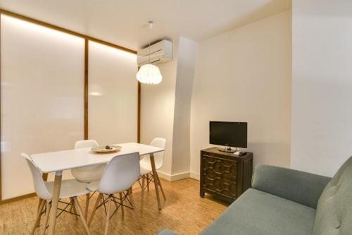 リスボンにあるNew apartment with easy access in traditional areaのリビングルーム(テーブル、ソファ付)