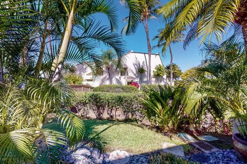 una casa con palmeras frente a un patio en Maui Kamaole, en Wailea