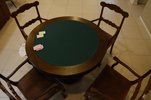 a table and two chairs with sticky notes on it at Hotel Lenheiros in São João del Rei