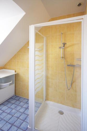 une salle de bain avec douche et lavabo dans l'établissement L'annexe, à Fécamp