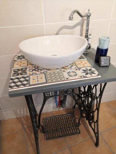 - un lavabo sur une table dans la salle de bains dans l'établissement Le Petit Chateau, à Ginoles