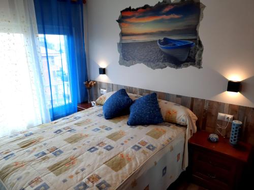 Schlafzimmer mit einem Bett mit Wandgemälde in der Unterkunft Apartamento Playa Riberuca 1 Suances in Suances