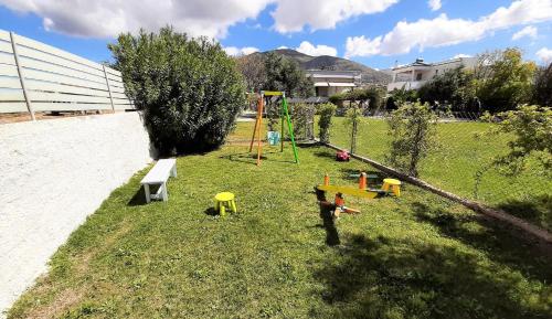 Ο χώρος παιχνιδιού για παιδιά στο Complex Lagonissi Residence with swimming pool.
