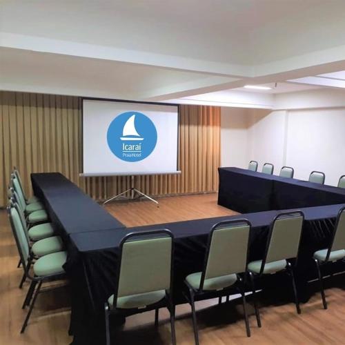 a conference room with a long table and chairs at Icaraí Praia Hotel in Niterói