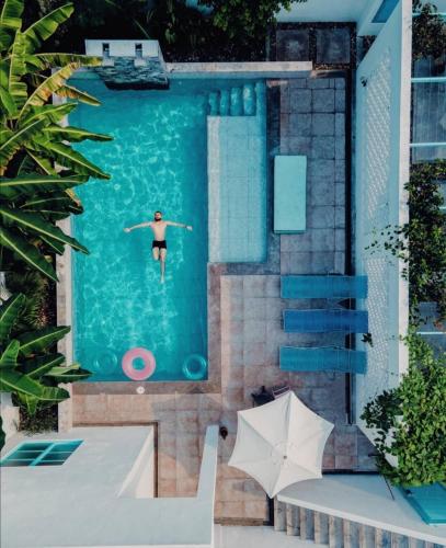 a person in the swimming pool at a resort at Casa Celeste Honda in Honda