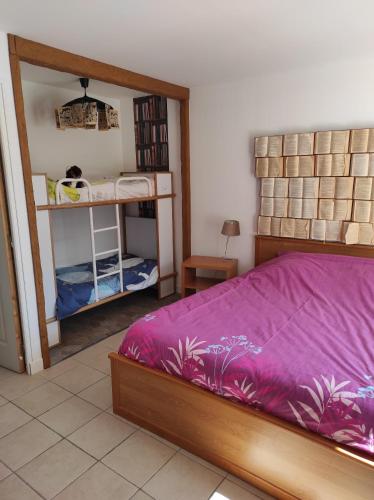Ein Etagenbett oder Etagenbetten in einem Zimmer der Unterkunft Les Marmottes Charentaises
