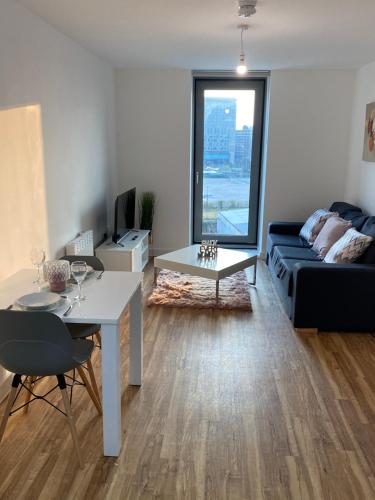 Ruang duduk di 1 bedroom lovely apartment in Salford quays free street parking subject to availability