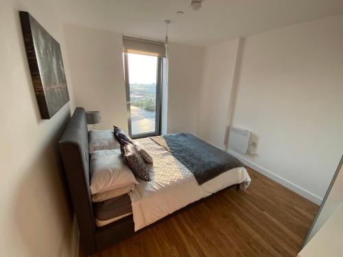 Katil atau katil-katil dalam bilik di 1 bedroom lovely apartment in Salford quays free street parking subject to availability