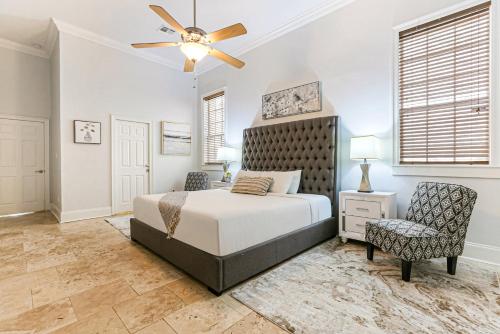 1 dormitorio con 1 cama y ventilador de techo en Hosteeva Modern Condo Steps to St Charles Ave & Close to FQ, en Nueva Orleans