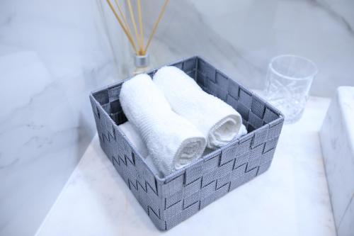 - un panier de serviettes assises sur un comptoir dans la salle de bains dans l'établissement Лукс Апартамент Радост 2, à Sandanski