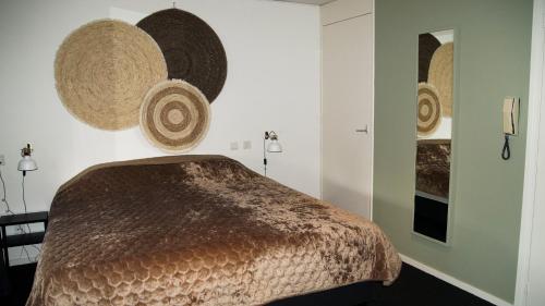 En eller flere senger på et rom på Hotel Willemstad