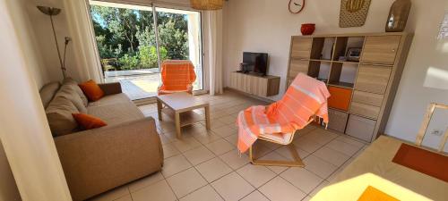 un salon avec un canapé et une table dans l'établissement Ô Salins, à Hyères