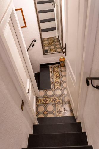 a hallway with stairs with a tile floor at Solemagia in Vernazza