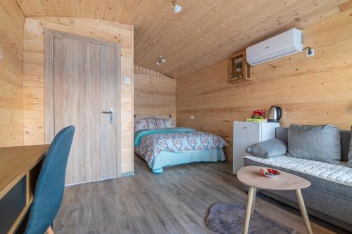 - une chambre avec un lit et un canapé dans l'établissement Studio apartment Djole, à Nikšić