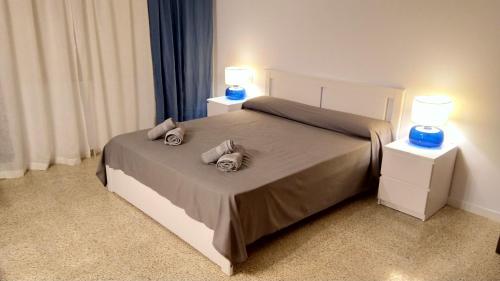 1 dormitorio con 1 cama grande y 2 mesitas de noche en Mountain View Apartment in Port Alcudia en Puerto de Alcúdia