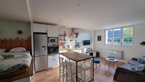 une petite cuisine avec une table dans une pièce dans l'établissement Vacances Ô Loch - Studio à 200 mètres de la plage - Le Cap Coz Fouesnant, à Fouesnant