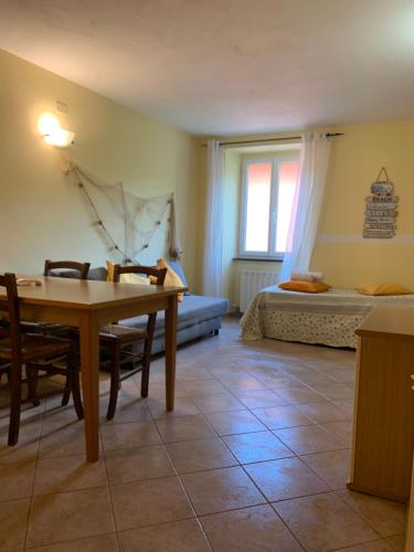 a living room with a table and a bed at Casa Duke in Corniglia