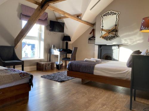 een slaapkamer met een bed en een open haard bij Number One Hundred Bed And Breakfast in Cardiff