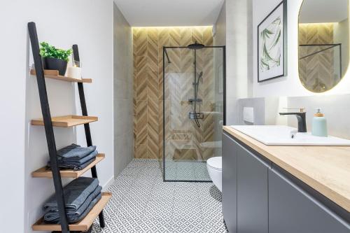 a bathroom with a shower and a sink at River View Apartment z prywatnym podziemnym parkingiem in Iława