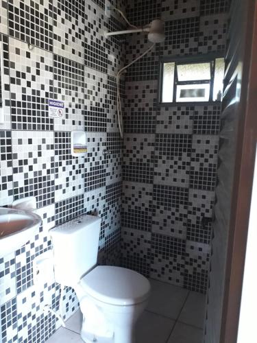 a bathroom with a toilet and a sink at Rancho Do Claudim in Pirenópolis
