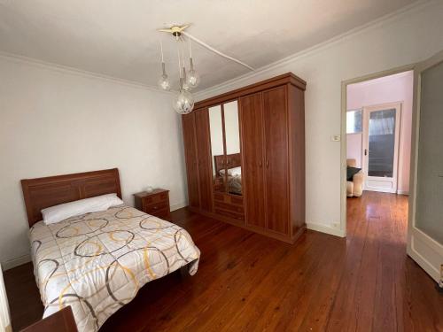 1 dormitorio con 1 cama y suelo de madera en Casa Tía Blanca, en Valverde