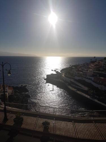 a view of the ocean with the sun in the sky at Apartamento Playa Chica in Puerto de Santiago