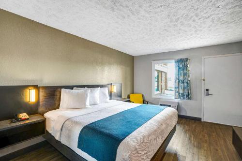 Postel nebo postele na pokoji v ubytování Motel 6-Hillsville, VA