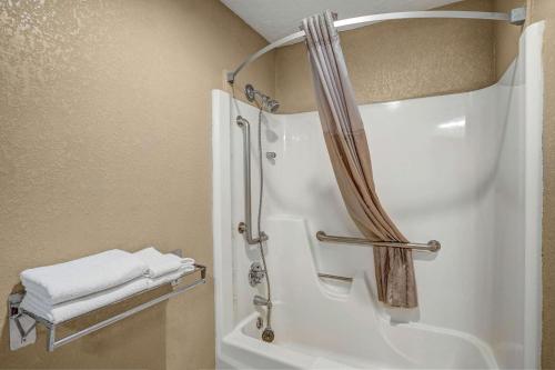 Ένα μπάνιο στο Motel 6-Hillsville, VA