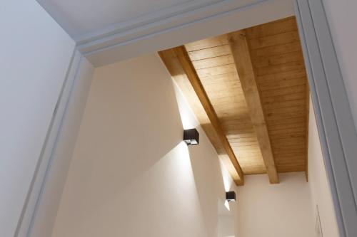 a room with a wooden ceiling with beams at Sicily Dreams Luxury in Agrigento