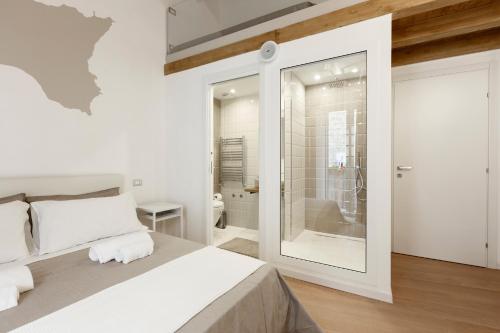 ein weißes Schlafzimmer mit einer Dusche und einem Bett in der Unterkunft Sicily Dreams Luxury in Agrigento