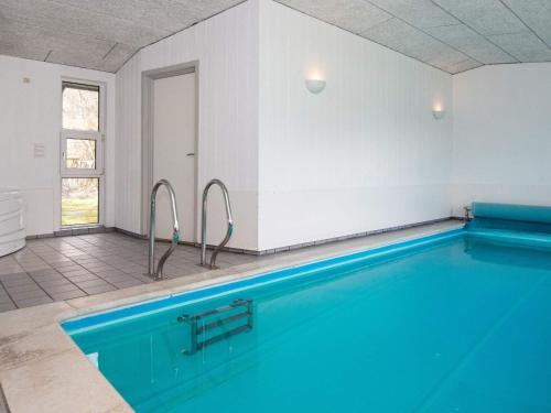 エーベルトフトにある8 person holiday home in Ebeltoftの- 青い水のスイミングプール(客室内)