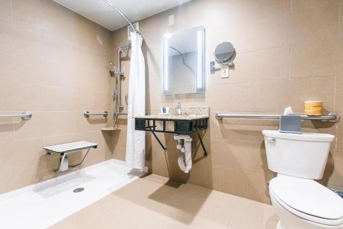 uma casa de banho com um WC e um lavatório em Crowne Plaza Hotel Harrisburg-Hershey, an IHG Hotel em Harrisburg