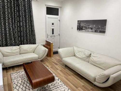 Posezení v ubytování Potters Lodge, Oldham, Manchester by Edl Ventures Ltd