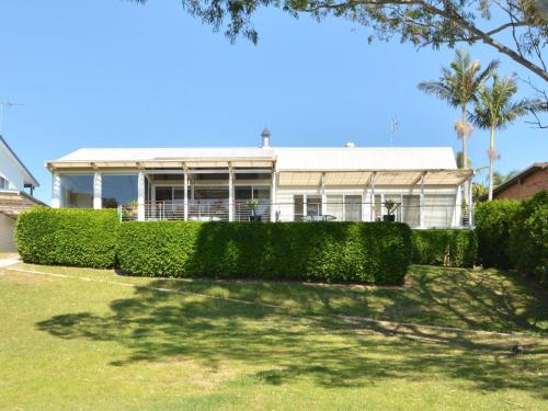 Zahrada ubytování Lake Macquaries' Edgewater Lakehouse at Morisset Memories