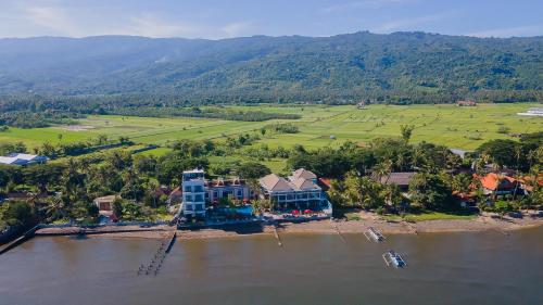 een luchtzicht op een resort op het water bij Padmasari Resort Lovina in Lovina