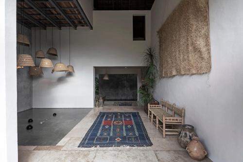 a living room with a rug on the floor at Hotel Casa Hormiga in Bacalar
