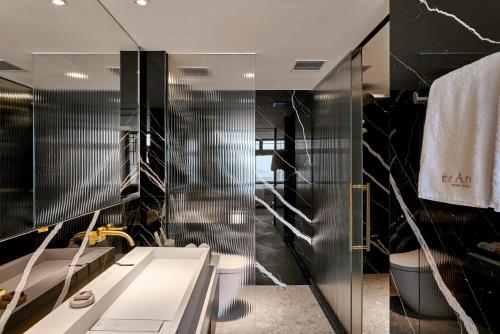 A bathroom at the Arca