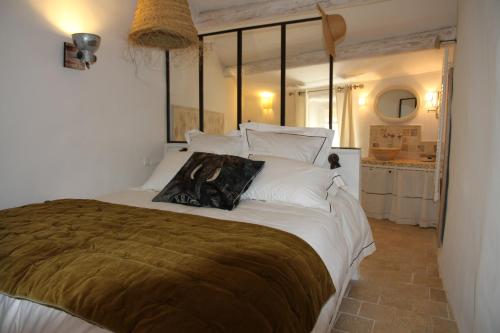 a bedroom with a large bed in a room at LE PASSAGE in Lourmarin